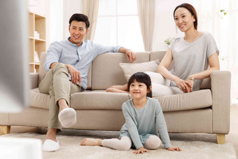 一家人电视客厅男人母亲家庭生活氛围相片