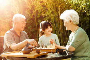 老年夫妇和孙女在院子里信心高清素材