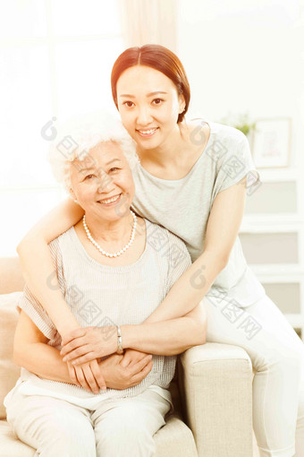 幸福母女母亲注视镜头65到69岁