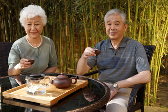 老年夫妇在院子里喝茶桌子高端拍摄