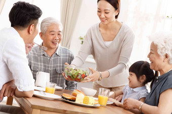 幸福家庭吃早餐餐盘摄影