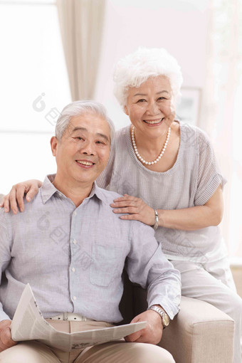 幸福的老年夫妇在客厅爱高端摄影图