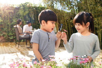 两个儿童在庭院里玩耍专注高端素材
