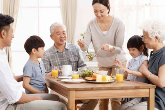 幸福家庭吃早餐面包清晰摄影图