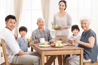 幸福家庭吃早餐满意摄影图
