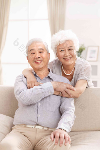 幸福的老年夫妇在客厅无忧无虑高清摄影