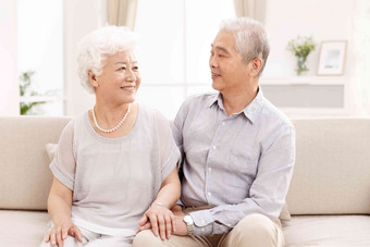 幸福的老年夫妇在客厅两个人高端图片