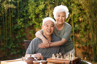 幸福的老年夫妇在院子里信心高端拍摄