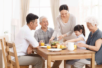 幸福家庭吃早餐祖父高清场景