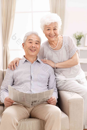 幸福<strong>的</strong>老年夫妇在客厅