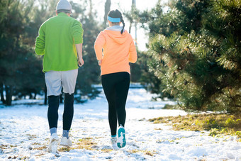 冬季青年情侣户外慢跑的背影乐趣氛围图片