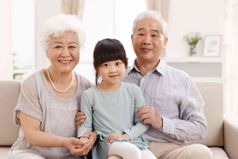 孙女陪着祖父母在客厅