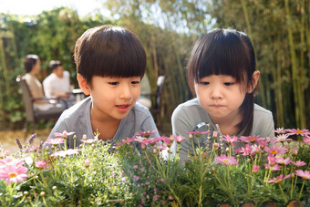 两个儿童在庭院里玩耍清新高端摄影