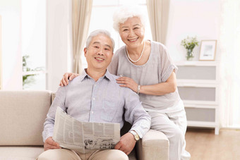 幸福的老年夫妇在客厅快乐写实<strong>图片</strong>