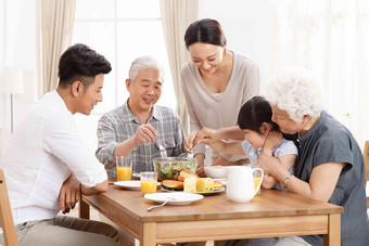 幸福家庭吃早餐老年人高质量拍摄