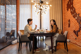 青年伴侣在餐厅用餐