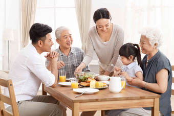 幸福家庭吃早餐中国高质量镜头