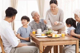 幸福家庭吃早餐老年人拍摄