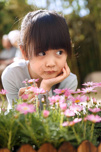 女孩嬉戏日光特写