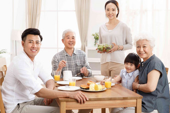 幸福家庭吃早餐孙女高清镜头