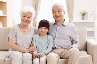 孙女陪着祖父母在客厅东亚写实照片