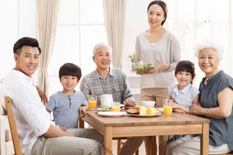 幸福家庭吃早餐餐桌高质量影相