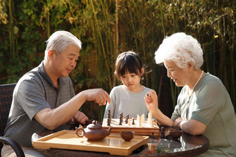 老年夫妇和孙女在院子里下棋爱清晰素材