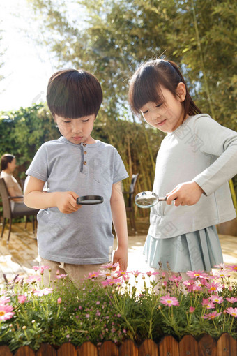 两个儿童在庭院里玩耍玩耍写实摄影
