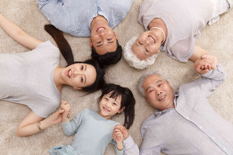 快乐家庭躺在地上地毯清晰镜头