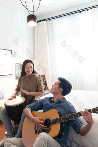 快乐情侣在家演奏乐器城市生活清晰镜头