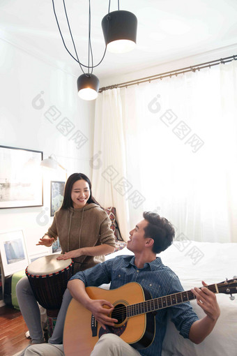 快乐情侣在家演奏乐器中国氛围镜头