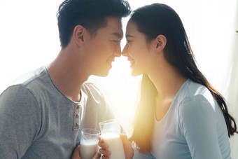 青年情侣喝牛奶生活方式高质量影相