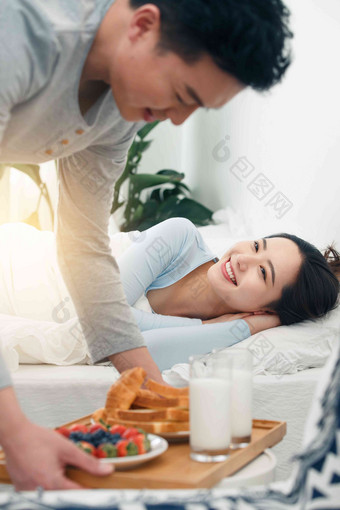 青年男子给女朋友做早餐