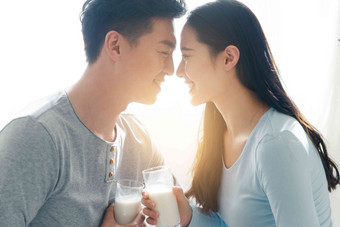 青年情侣喝牛奶