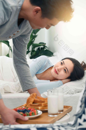 青年男子给女朋友做早餐起居室清晰图片