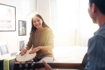 快乐情侣在家演奏乐器女人写实照片