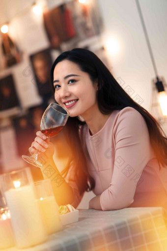 青年女人吃晚餐仅成年人写实照片