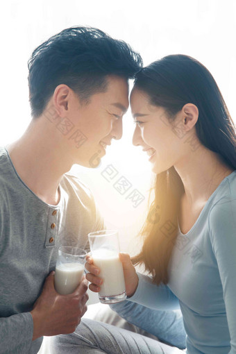 青年情侣喝牛奶家庭生活高质量图片