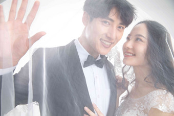 浪漫的新郎新娘中国正装盛装