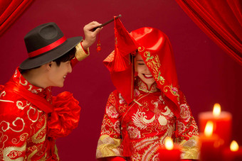 中式婚礼结婚东亚凤冠霞帔氛围拍摄
