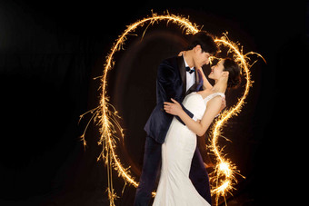浪漫的新郎新娘婚礼浪漫联系高质量摄影图