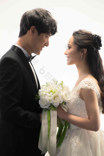 浪漫的新郎新娘结婚户内中国人高端拍摄