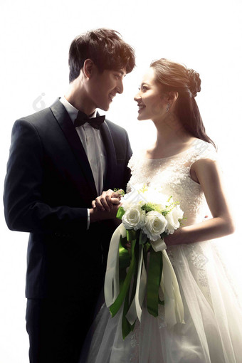 浪漫的新郎新娘幸福亲密25岁到29岁写实影相