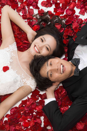 浪漫的新郎新娘中国花瓣背景分离写实镜头