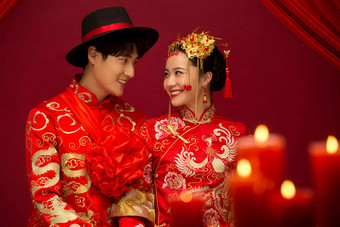 中式婚礼红色红花微笑清晰摄影图