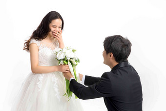 浪漫的新郎新娘求婚白色背景关爱清晰摄影图