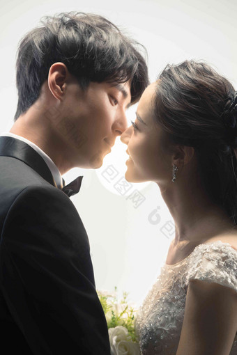 浪漫的新郎新娘女人亲吻享乐高端图片