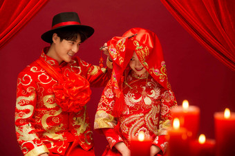 中式婚礼结婚喜庆坐着氛围相片