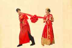 中式婚礼两个人摄影凤冠霞帔氛围相片