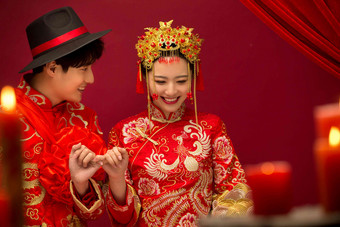 <strong>中式婚礼</strong>幸福传统服装坐着氛围素材